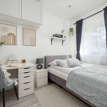 Apartman Comfortable For 4 Guests With Terrace, Garden And Projector By Renters