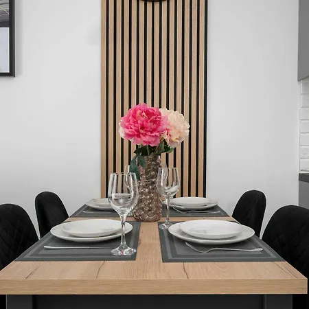 Comfortable For 4 Guests With Terrace, Garden And Projector By Renters Apartman